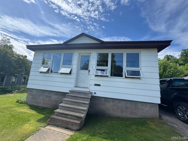 211 Michigan Avenue, Crystal Falls, MI 49920