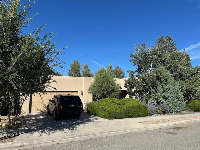 717 Calle Beatrice, Santa Fe, NM 87501