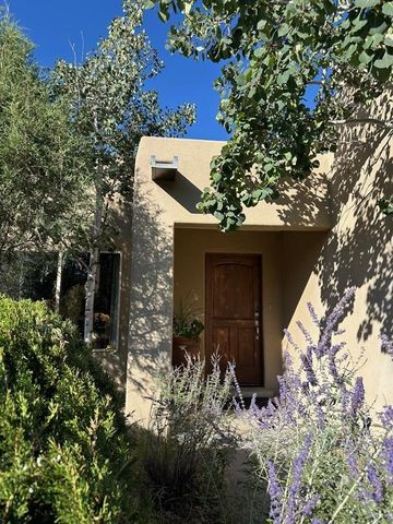 717 Calle Beatrice, Santa Fe, NM 87501