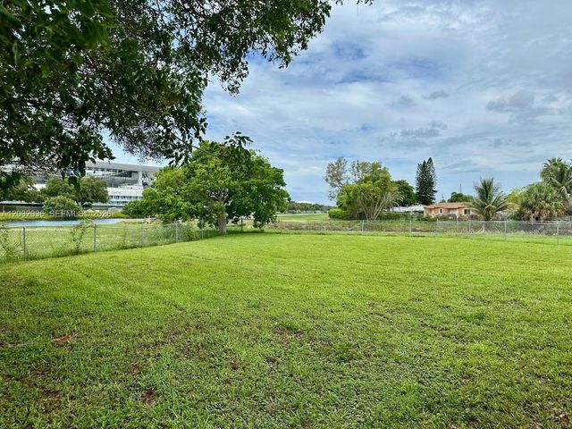 1890 NW 204th St, Miami Gardens, FL 33056