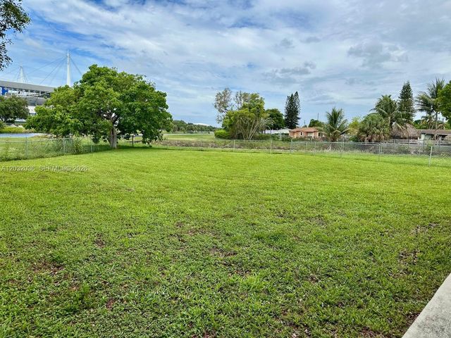 1890 NW 204th St, Miami Gardens, FL 33056