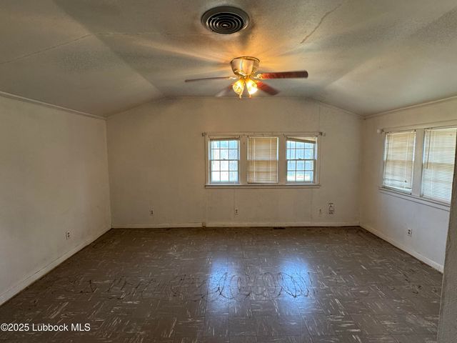1404 W 7th Street, Plainview, TX 79072