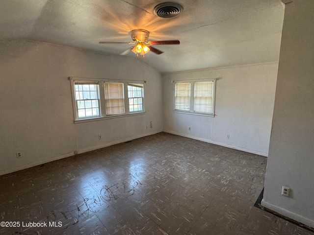 1404 W 7th Street, Plainview, TX 79072