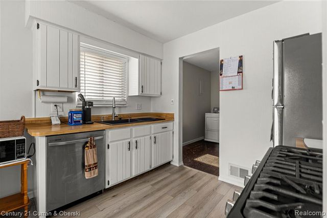 27423 Groveland Street, Madison Heights, MI 48071