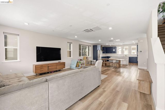 2825 Crusader ST, Alameda, CA 94501