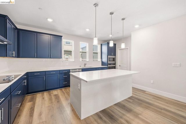2825 Crusader ST, Alameda, CA 94501