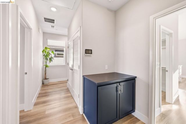 2825 Crusader ST, Alameda, CA 94501