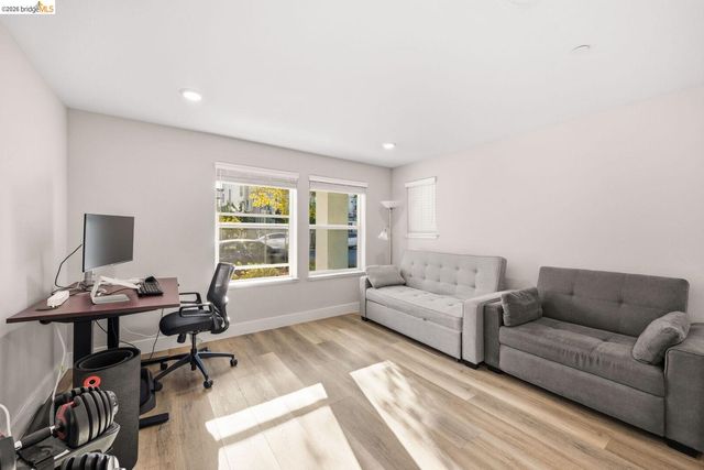 2825 Crusader ST, Alameda, CA 94501