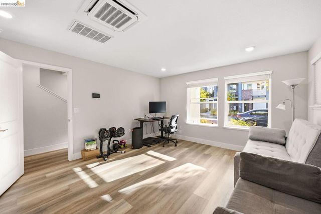 2825 Crusader ST, Alameda, CA 94501