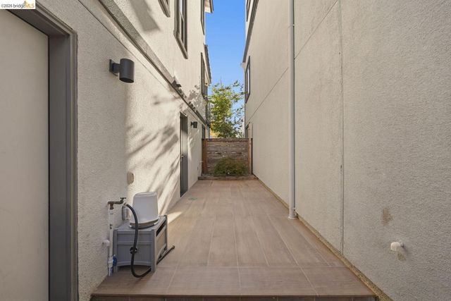 2825 Crusader ST, Alameda, CA 94501