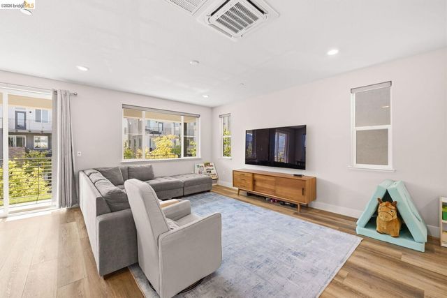 2825 Crusader ST, Alameda, CA 94501