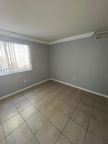 9907 Westwood Dr 17-2, Tamarac, FL 33321