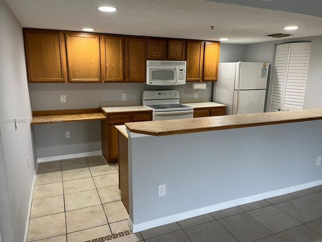 9907 Westwood Dr 17-2, Tamarac, FL 33321