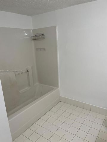 9907 Westwood Dr 17-2, Tamarac, FL 33321