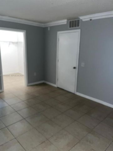 9907 Westwood Dr 17-2, Tamarac, FL 33321