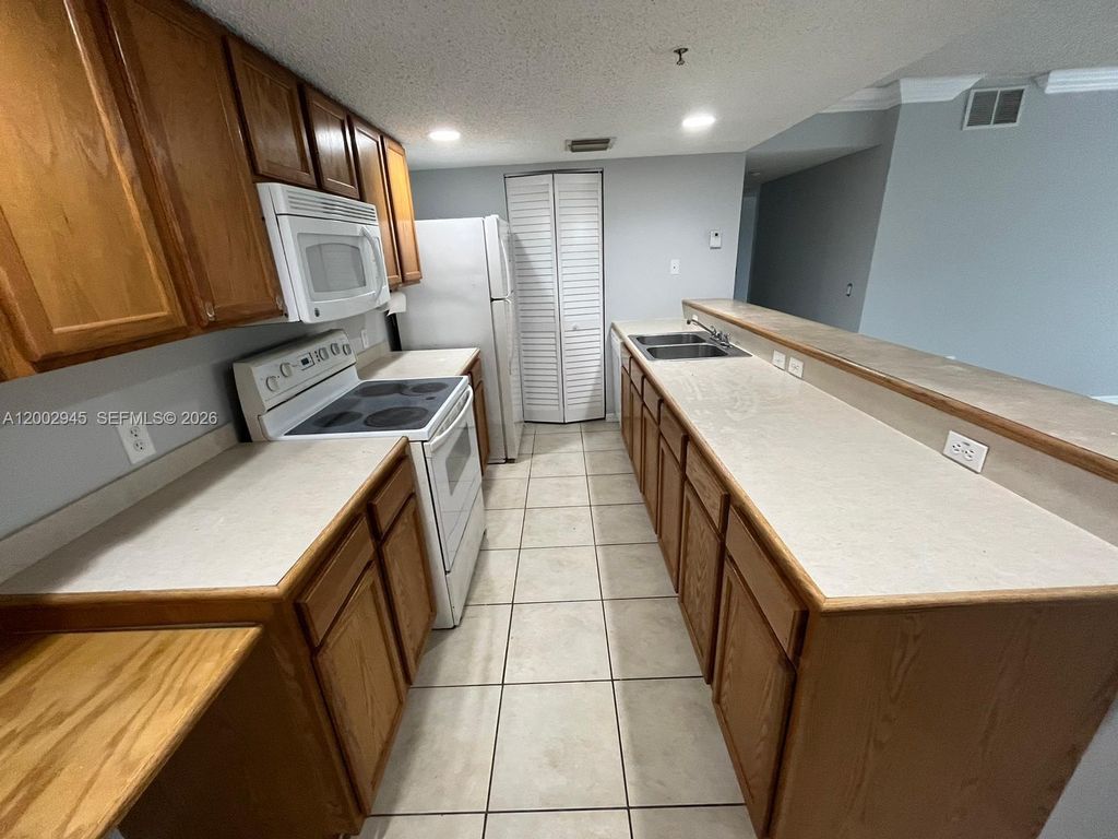 9907 Westwood Dr 17-2, Tamarac, FL 33321