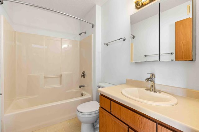 1941 57th Avenue S, Fargo, ND 58104