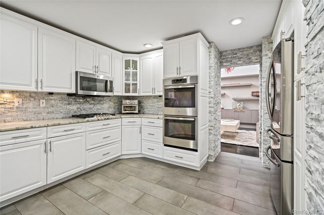 114 The Crescent, Roslyn Heights, NY 11577