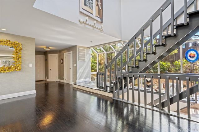 114 The Crescent, Roslyn Heights, NY 11577