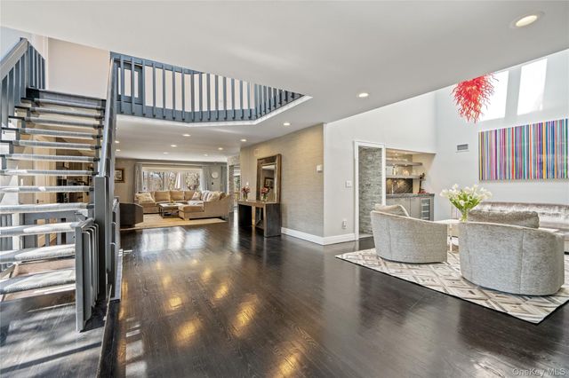114 The Crescent, Roslyn Heights, NY 11577