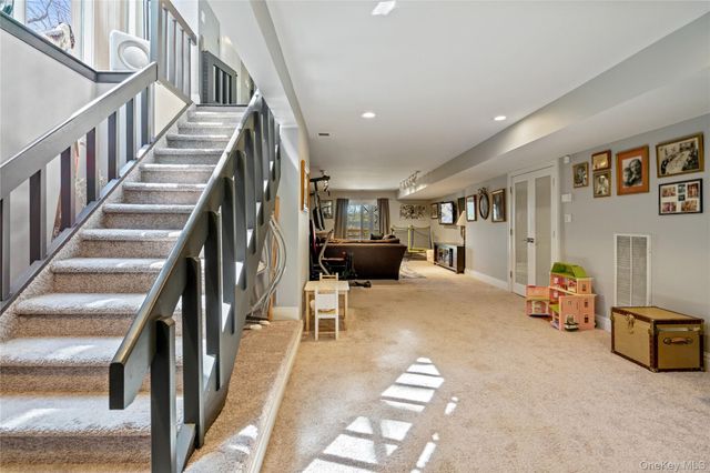 114 The Crescent, Roslyn Heights, NY 11577