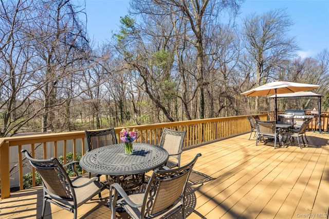 114 The Crescent, Roslyn Heights, NY 11577