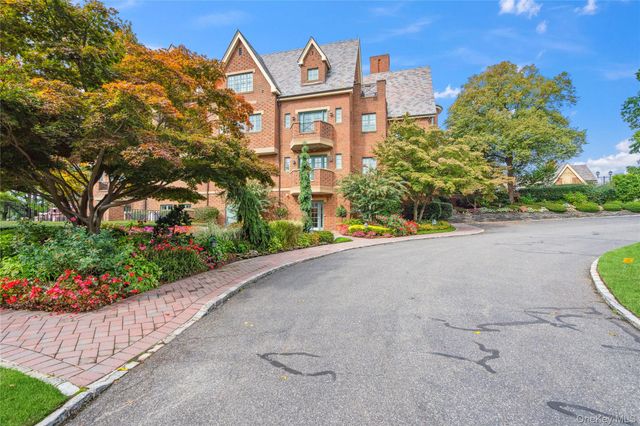114 The Crescent, Roslyn Heights, NY 11577