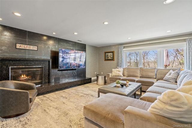 114 The Crescent, Roslyn Heights, NY 11577