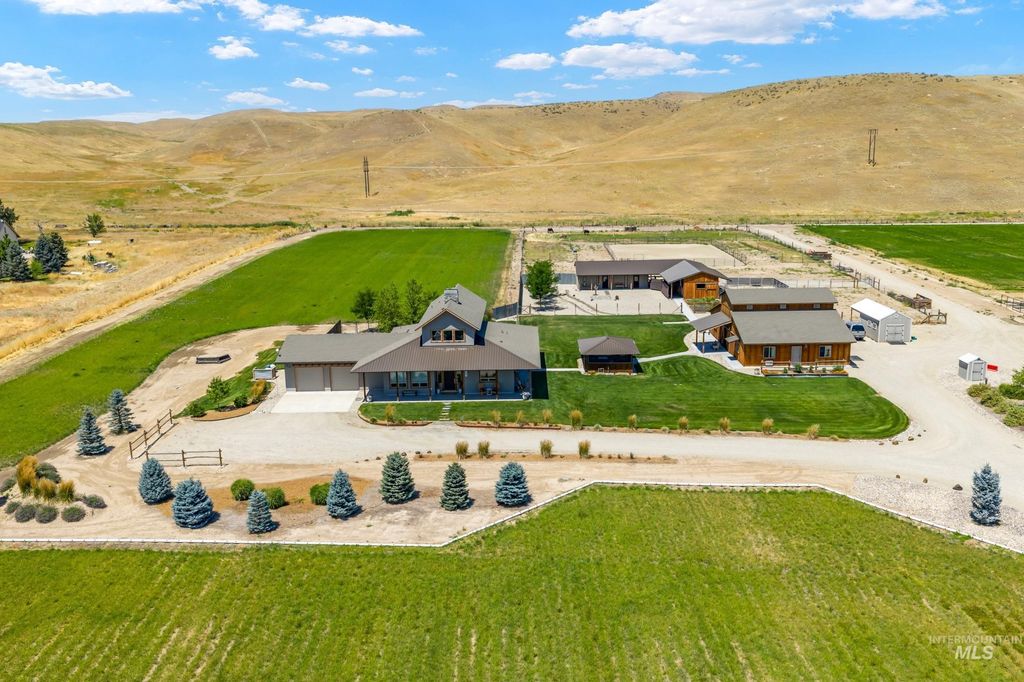 900 Robin Ln, Emmett, ID 83617