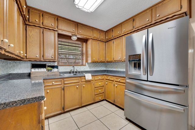 100 Delmore Drive, Hillsboro, TX 76645