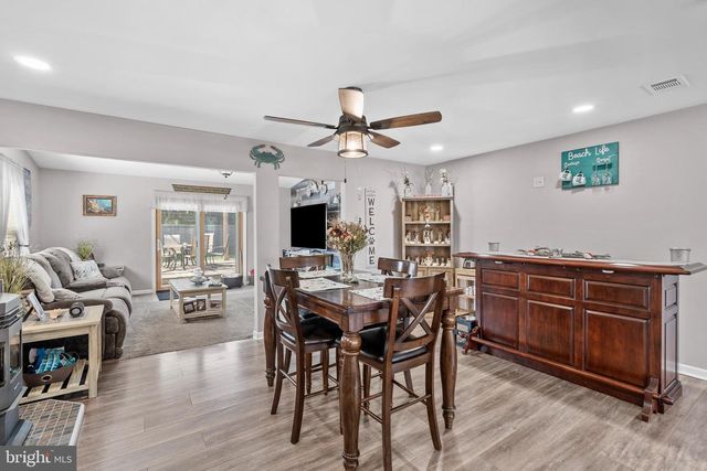 29 FAVORED LN, Levittown, PA 19055