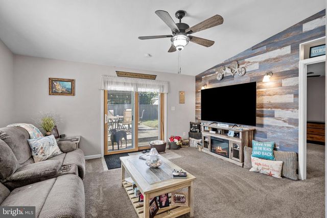 29 FAVORED LN, Levittown, PA 19055