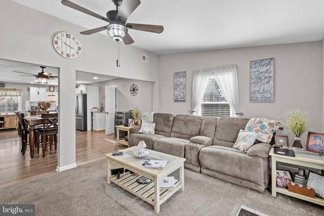 29 FAVORED LN, Levittown, PA 19055
