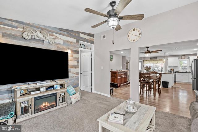 29 FAVORED LN, Levittown, PA 19055