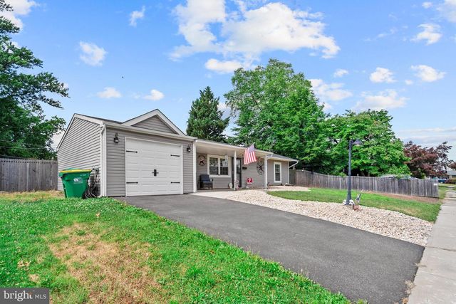 29 FAVORED LN, Levittown, PA 19055