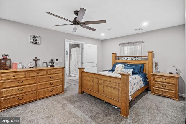 29 FAVORED LN, Levittown, PA 19055