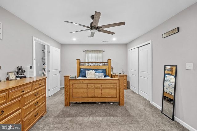 29 FAVORED LN, Levittown, PA 19055