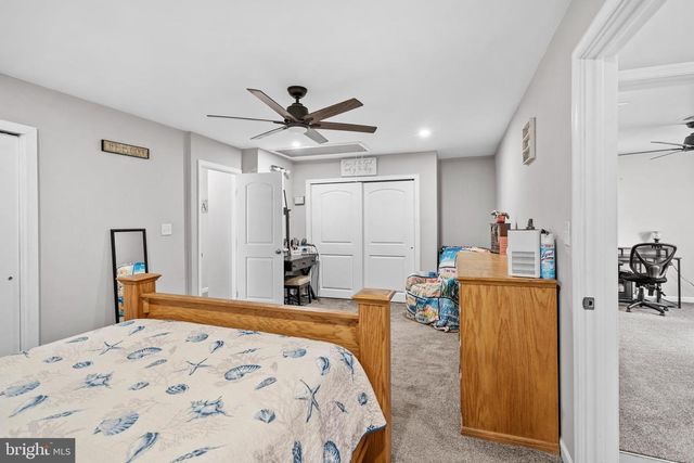 29 FAVORED LN, Levittown, PA 19055