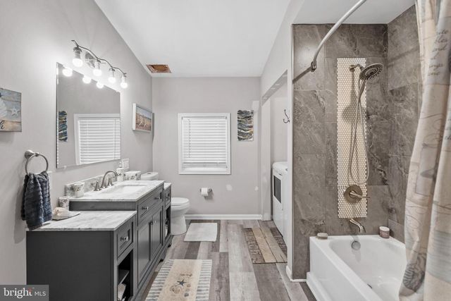29 FAVORED LN, Levittown, PA 19055