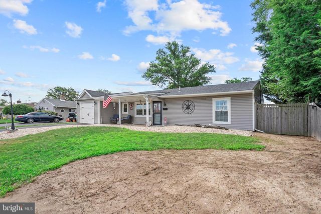 29 FAVORED LN, Levittown, PA 19055