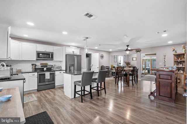 29 FAVORED LN, Levittown, PA 19055