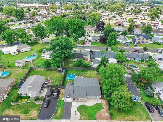 29 FAVORED LN, Levittown, PA 19055