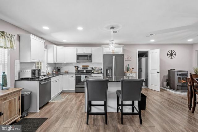 29 FAVORED LN, Levittown, PA 19055