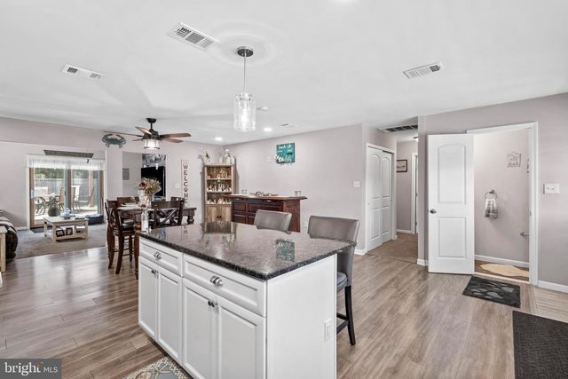 29 FAVORED LN, Levittown, PA 19055
