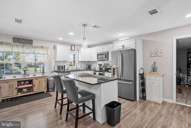 29 FAVORED LN, Levittown, PA 19055