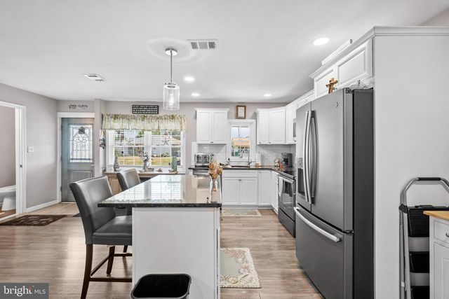29 FAVORED LN, Levittown, PA 19055