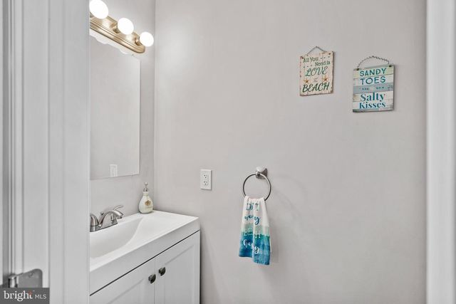 29 FAVORED LN, Levittown, PA 19055