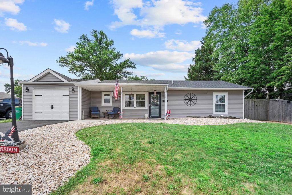29 FAVORED LN, Levittown, PA 19055