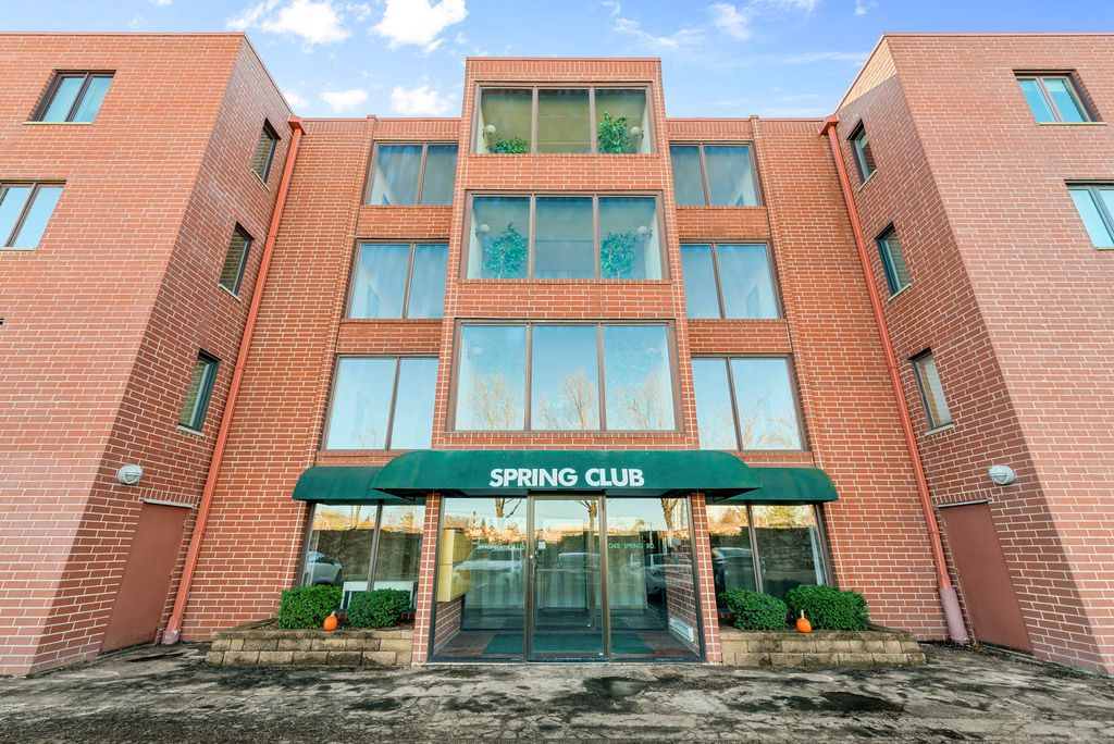 1S045 Spring Road 1D, Oakbrook Terrace, IL 60181