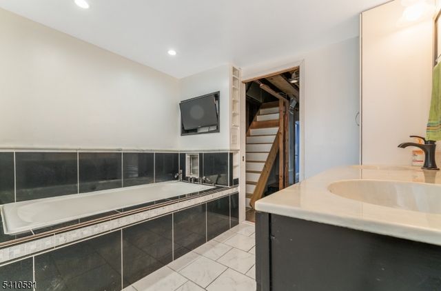 12 Brainard St, Phillipsburg Town, NJ 08865